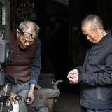 江华传统打铁匠的坚守：炉火人生 铁花相伴