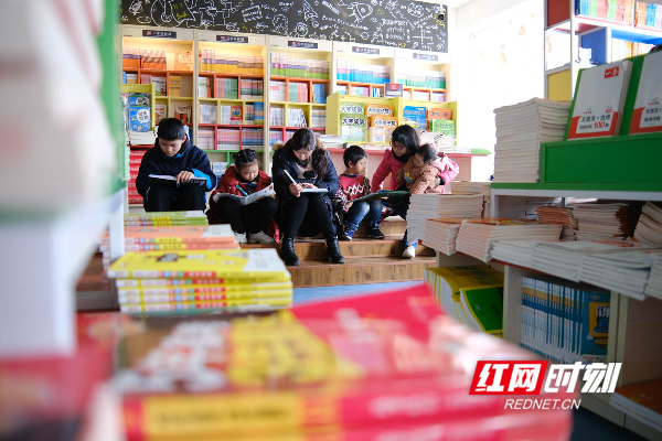 1月23日，湖南省永州市蓝山县新华书店，寒假里的孩子们在家长的陪同下，躲进宁静的书吧里品书香，于闹市中取静、于寒假里充电。