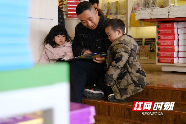 1月23日，湖南省永州市蓝山县新华书店，寒假里的孩子们在家长的陪同下，躲进宁静的书吧里品书香，于闹市中取静、于寒假里充电。