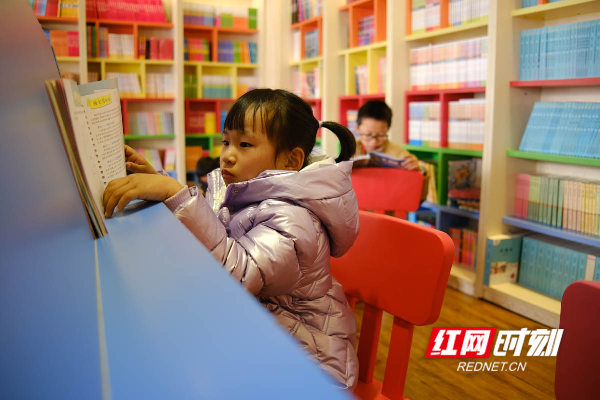 1月23日，湖南省永州市蓝山县新华书店，寒假里的孩子们在家长的陪同下，躲进宁静的书吧里品书香，于闹市中取静、于寒假里充电。