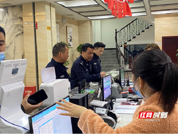祁阳警方出动800警力开展夜间清查行动403.png