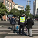 永州丨很感人！79岁老奶奶拍摄的交警画面