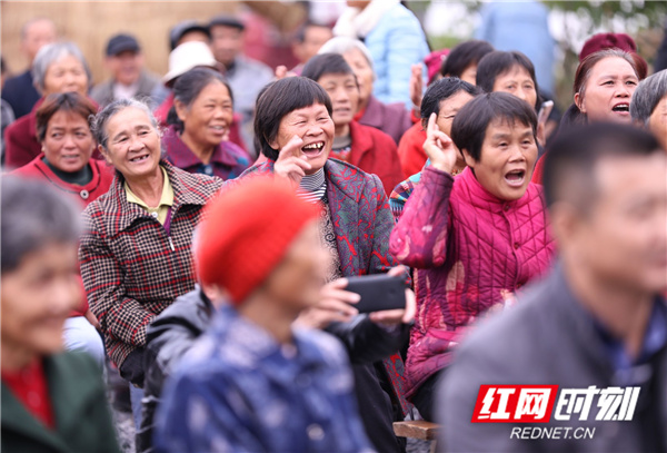 当日是农历九月初九重阳节，湖南省永州市道县梅花镇贵头村为全村的老人们举办重阳“孝心大会”，206名60岁以上老人在活动现场观看文艺演出、吃孝心宴，欢声笑语共庆佳节。