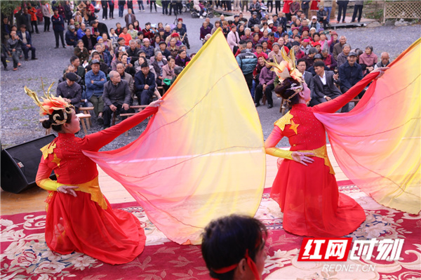 湖南省永州市道县梅花镇贵头村，参加重阳“孝心大会”的老人在开心观看表演。