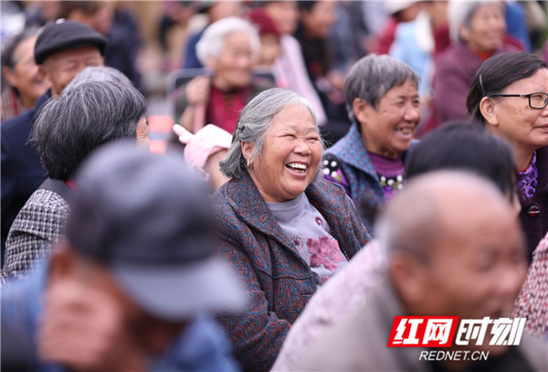 红网时刻10月15日讯（通讯员 何红福 刘庆平）10月14日，湖南省永州市道县梅花镇贵头村，参加重阳“孝心大会”的老人们在观看舞蹈表演。