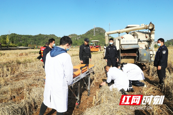 11月10日，湖南省永州市新田县石羊镇武当山庄，医护、农机、公安人员在进行农机意外事故紧急救援演练。
