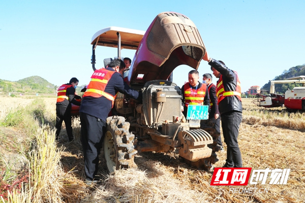 整个演练过程中，农机、医院、公安等各部门工作人员配合有序，完整的模拟了从事故发生、报告、处置到现场救援、事故处理的全过程。