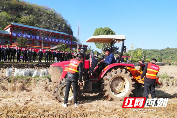 11月10日，湖南省永州市新田县石羊镇武当山庄，农机服务人员在进行农机故障抢修演练。