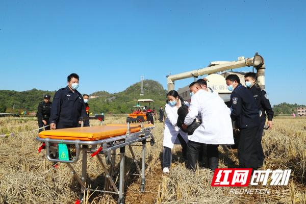 11月10日，湖南省永州市新田县石羊镇武当山庄，医护、农机、公安人员在进行农机意外事故紧急救援演练。