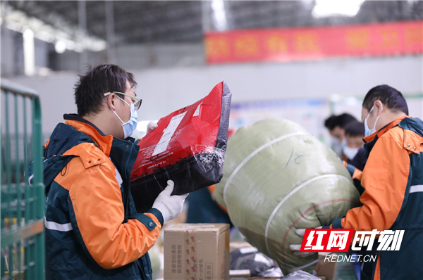 红网时刻11月12日讯（通讯员 何红福 腾旭龙）11月12日，在中国邮政集团有限公司湖南省永州市道县分公司邮件处理中心，工作人员在流水线上分拣快递包裹。