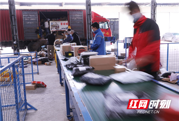 为应对“双十一”过后的快递物流高峰，各地物流公司增加人力投入，工作人员加紧将各类商品分拣、装车、配送，保障快递物品及时送达。