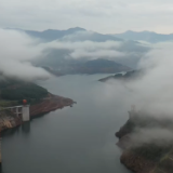 视频丨江华涔天河大坝：雨后云海如巨龙