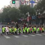 暖心！车流中新田交警护送幼稚园小朋友过马路