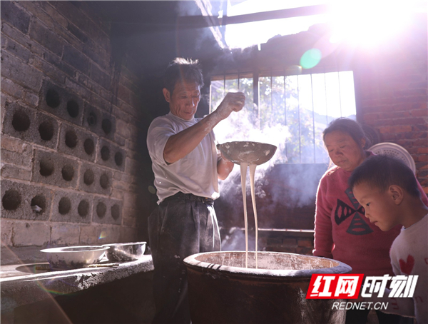 红网时刻12月14日讯（通讯员 何红福 蒋奕）冬闲时节里，道县各地农民们忙着加工农副产品、制作传统美食等，乡村呈现出“冬闲人不闲”的繁忙景象。