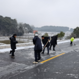东安公安全警上岗“抗雪”保民安