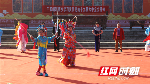 江永县千家峒瑶族乡的瑶民在表演舞蹈《走向复兴》。