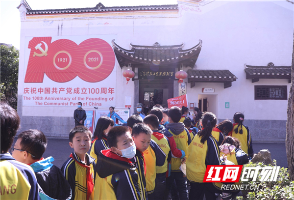 学生在道县梅花镇贵头村何宝珍生平事迹陈列室参观学习。