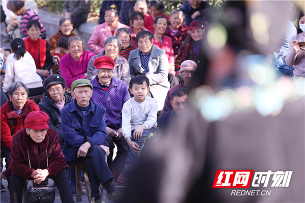 12月4日，道县梅花镇贵头村何宝珍故居铜像广场，村民在观看戏曲节目。