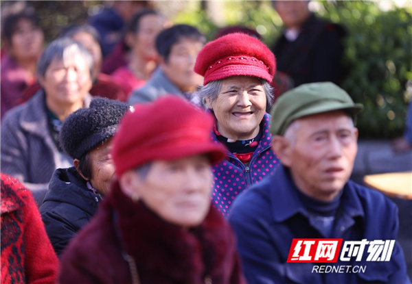 12月4日，道县梅花镇贵头村何宝珍故居铜像广场，村民在观看戏曲节目。