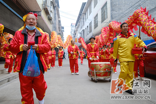 在蓝山县，春节、元宵、中秋等传统佳节都有舞龙习俗，既丰富了群众文化生活，也有利于增强体质、健康生活。