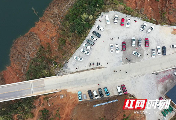 江华涔天河：自驾观光 游客络绎不绝