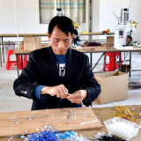 新田：扶贫车间建村里 致富持家两不误（图）