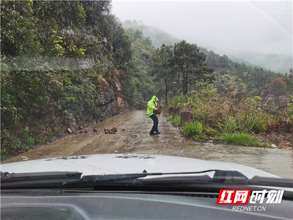 江永：“小黄人”冒雨清障护平安1.jpg