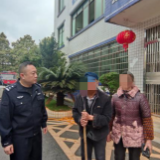 正能量丨蓝山公安：“我是你的眼” 民警护送迷路失明老人回家