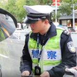 东安开出首单电动自行车不戴头盔罚单
