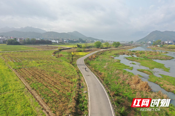 近年来，地处“楚尾粤头”的蓝山县，立足生态谋发展，在绿水青山中增强群众幸福感。