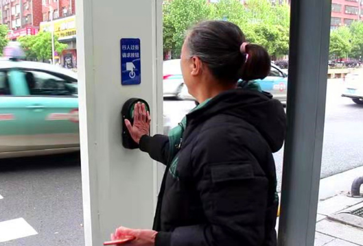 我为群众办实事︱永州：中心城区启用首个触控式行人过街信号灯