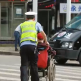 视频丨暖心！东安交警小哥推老奶奶过马路