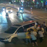 暖新闻丨江永：男子被压车底 众人40秒抬车救人