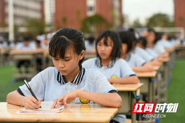 当日，该校近千名师生在田径场举办“写好中国字，做好中国人”书法比赛，传承和弘扬中国书法优秀传统文化，用独特的造型和书法作品向中国共产党成立一百周年献礼。
