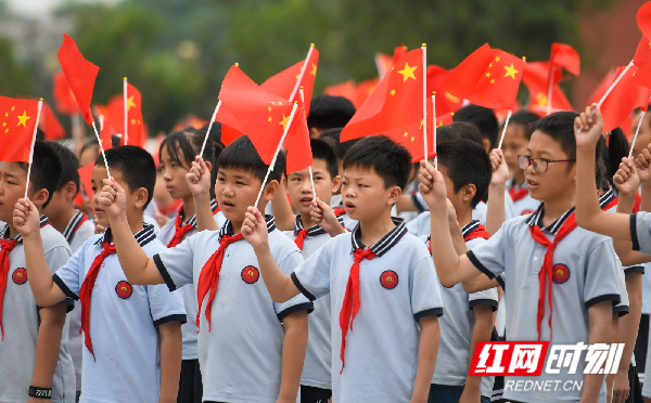 当日，道县各学校通过开展升国旗、唱国歌、朗诵英雄事迹、拔河以及摆列创意图形等多种形式，欢庆中国共产党成立100周年。