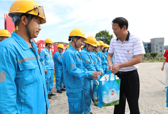 江华：段贵建为一线工人送清凉