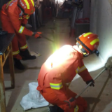 视频丨湖南新田：眼镜蛇闯入居民家中 消防指战员上门抓蛇解民忧