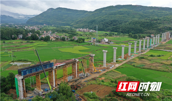 涔天河水库灌区右干渠项目建设工地。