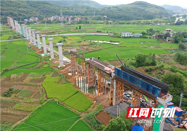 今年以来，道县涔天河水库灌区右干渠项目指挥部认真落实各项举措，提前预判、科学分析、周密部署、明确责任，及时制定疫情防控工作方案。夯实施工规范化、标准化、精细化要求，抓好疫情防控和重点项目建设，做到“两手抓、两手硬、两不误”，推动施工质量、安全、环保齐头并进，确保早日完工达效，促进农业增效，助力农民增收。