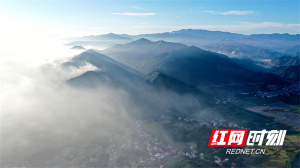近年来，在全县美丽乡村建设的浪潮中，栗江村的面貌发生了翻天覆地的变化，通过土地流转发展农业产业，通过乡村振兴美化村容村貌、村里的基础设施有了一个质的提升，老百姓的幸福指数迈上了一个新的台阶。