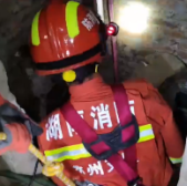 视频丨东安：六旬老人不慎掉落深井 消防紧急救援