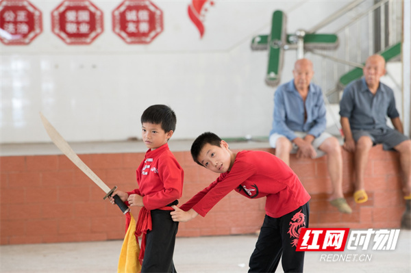 孩子们正在教练的带领下练习武术。