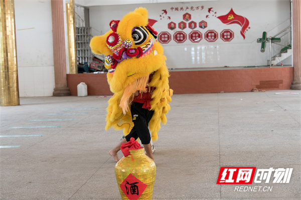 红网时刻8月8日讯（通讯员 梁利）8月7日，湖南省永州市蓝山县楠市镇上下村，假期中的孩子们正在教练的带领下练习舞狮和武术。