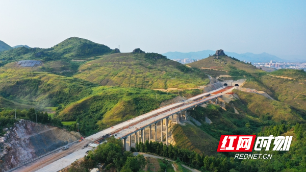 甄子岭隧道路段施工现场。