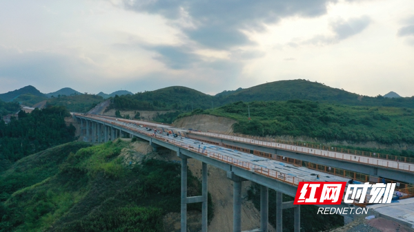 甄子岭隧道路段施工现场。