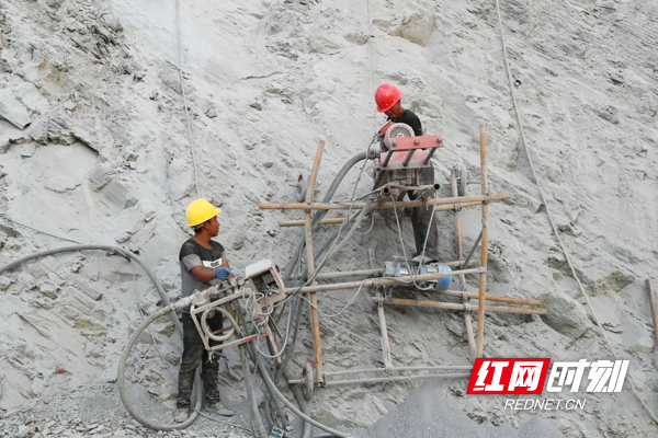 甄子岭隧道路段施工现场。