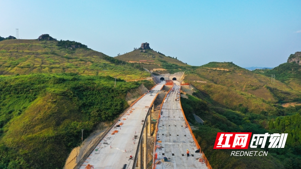 甄子岭隧道路段施工现场。