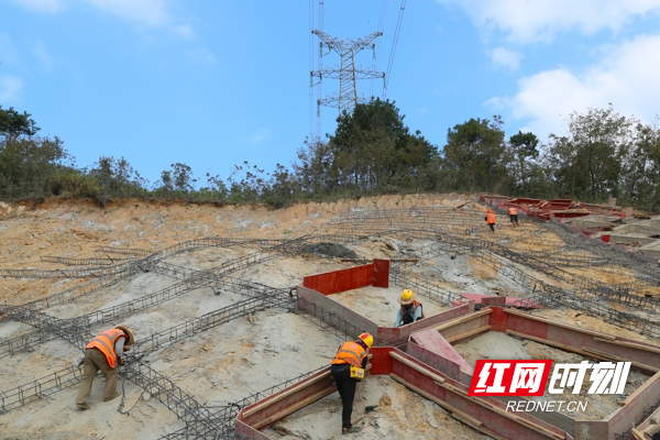 甄子岭隧道路段施工现场。