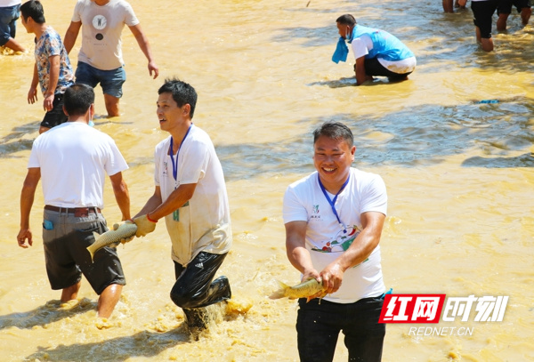 9月26日，湖南省永州市新田县枧头镇云溪欧家村，农民在参加捕鱼比赛。