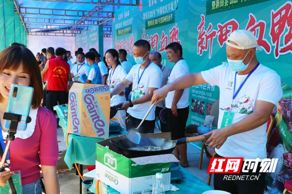 9月26日，湖南省永州市新田县枧头镇云溪欧家村，农民在参加炒“新田血鸭”比赛。